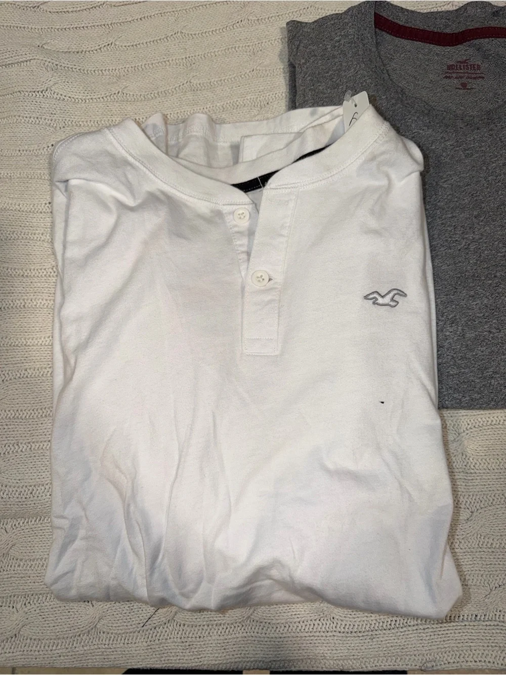 O'Neill Black Logo Tee • Hollister White Henley • Gray V-Neck Trio mens large